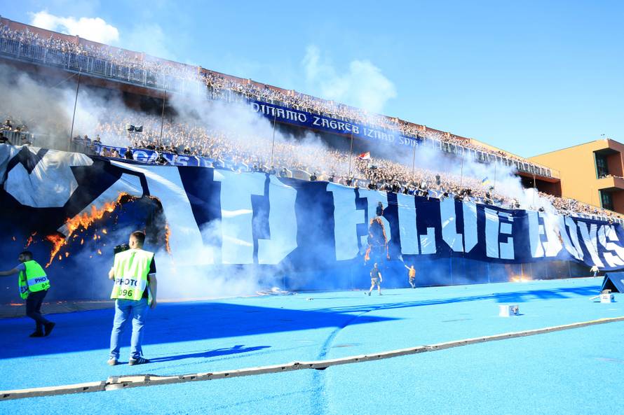 Torcida zapalila veliki transparent Bad Blue Boysima