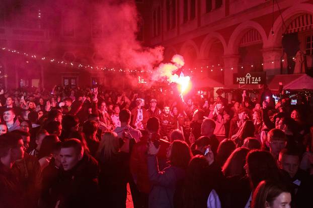 Splićani na Prokurativama proslavili prolazak Hrvatske u četvrtfinale Svjetskog prvenstva