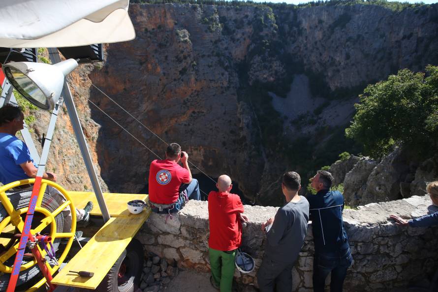 Iznimno opasan pothvat: Kreće zaron do dna Crvenog jezera...