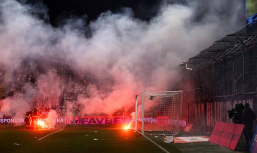Bad Blue Boysi izazvali kaos na Rujevici! Bakljom skoro pogodili golmana Rijeke, trgali sjedalice