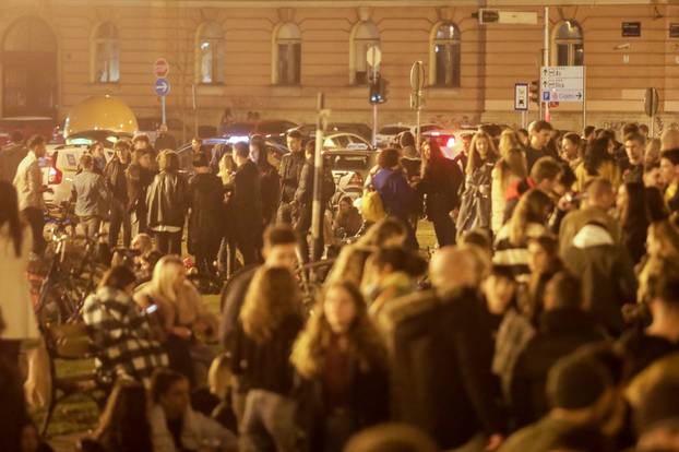 Zagreb: Veliki broj mladih zabavlja se ispred HNK