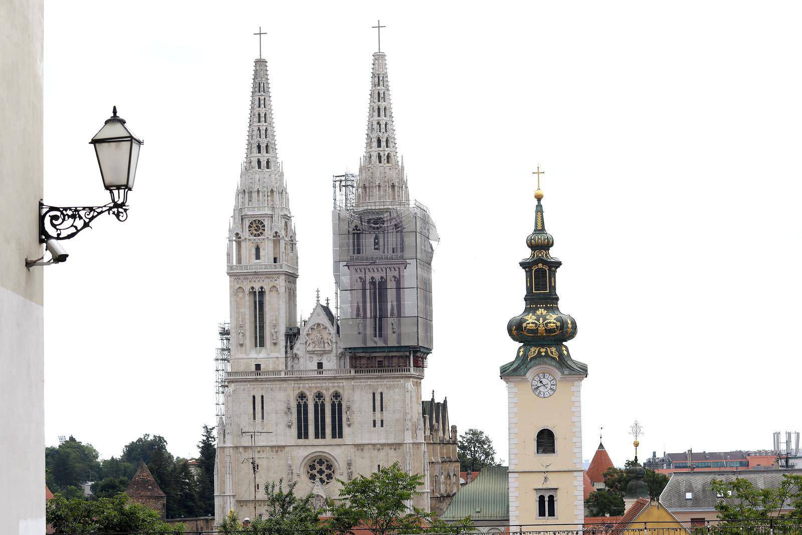 Zagrebačka katedrala sa zamjenskim križevima na tornjevima