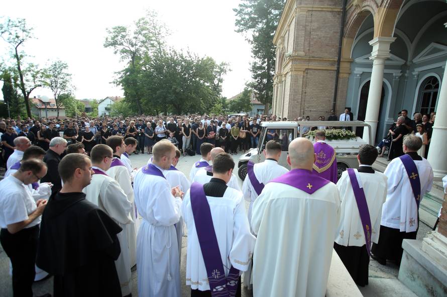 Bakljada na Mirogoju: Obitelj i prijatelji oprostili se od Capara