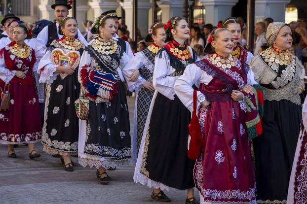 Vinkovci: Svečani mimohod sudionika 60. Vinkovačkih jeseni