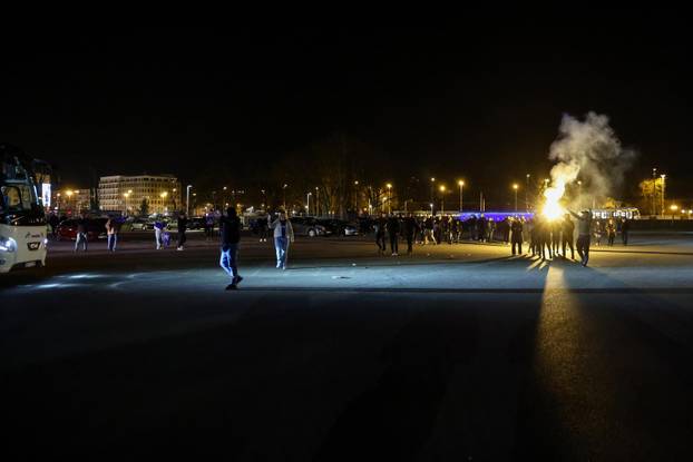 Zagreb: Navijači Dinama dočekali igrače ispred stadiona u Makisimiru nakon pobjede u derbiju protiv Hajduka