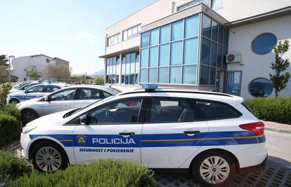 Radnik pao sa skele u Ravči, bori se za život u KBC-u Split