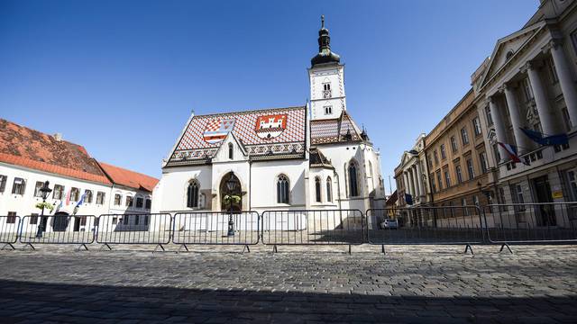 Zagreb: Između betonskih blokova na Markovom trgu niknula je trava