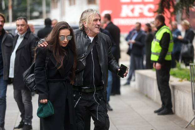 Sarajevo: Dolazak uzvanika na komemoraciju za Halida Bešlića u Narodno pozorište 