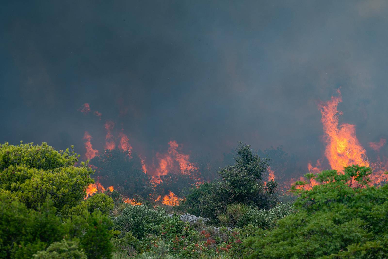 Više požara kod Šibenika, zatvorena vodička obilaznica