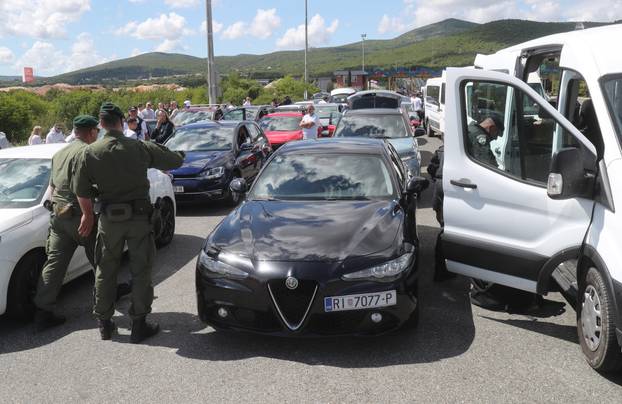 Navijači Rijeke na izlazu Dugopolje uz policijsku pratnju nastavljaju prema Poljudu