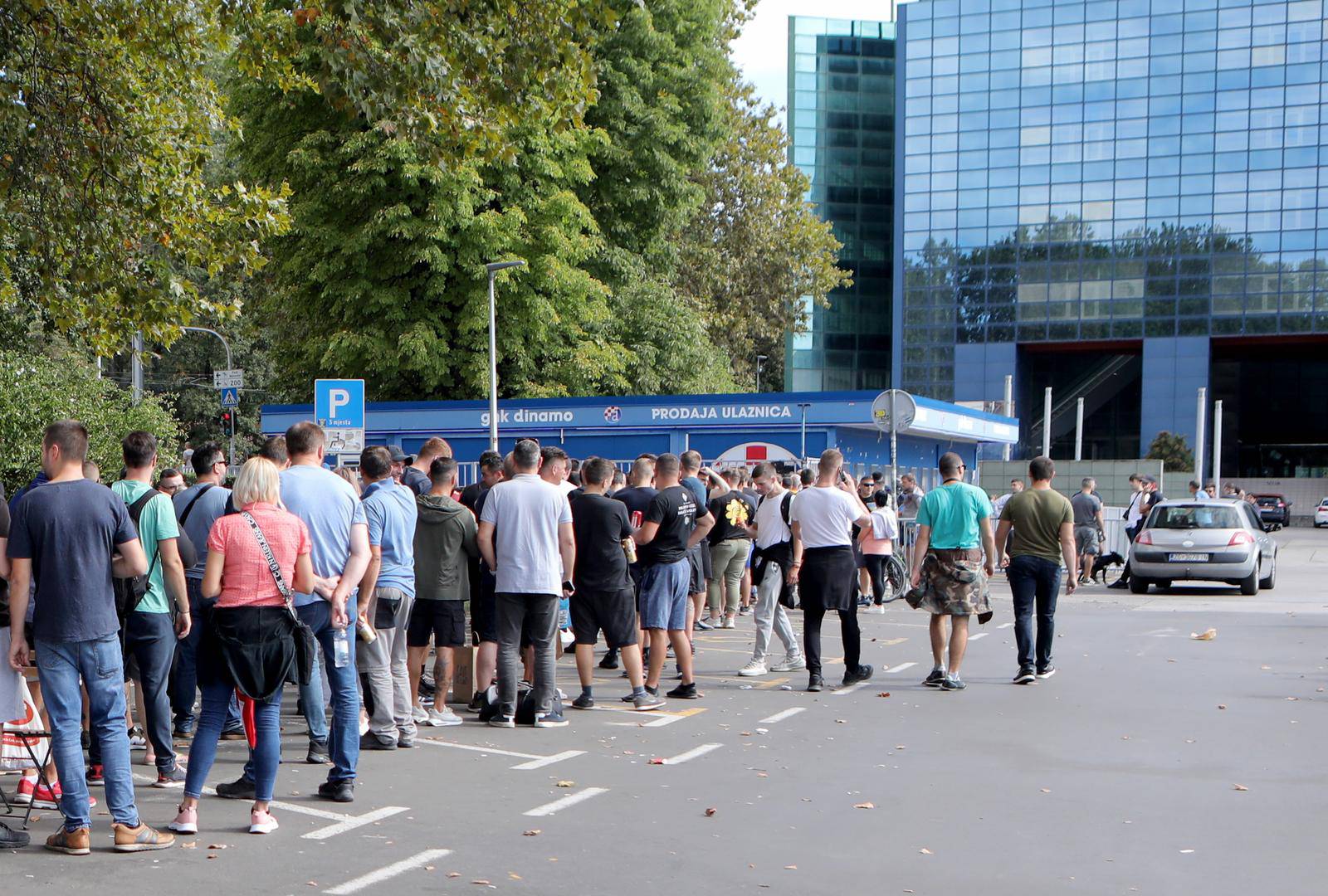 Zagreb: Navijači čekaju u redu kako bi kupili ulaznice za utakmicu između Milana i Dinama