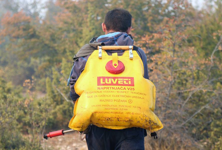 Evakuirali stanovnike sela kod Drniša: 'Ovo je velika nesreća'