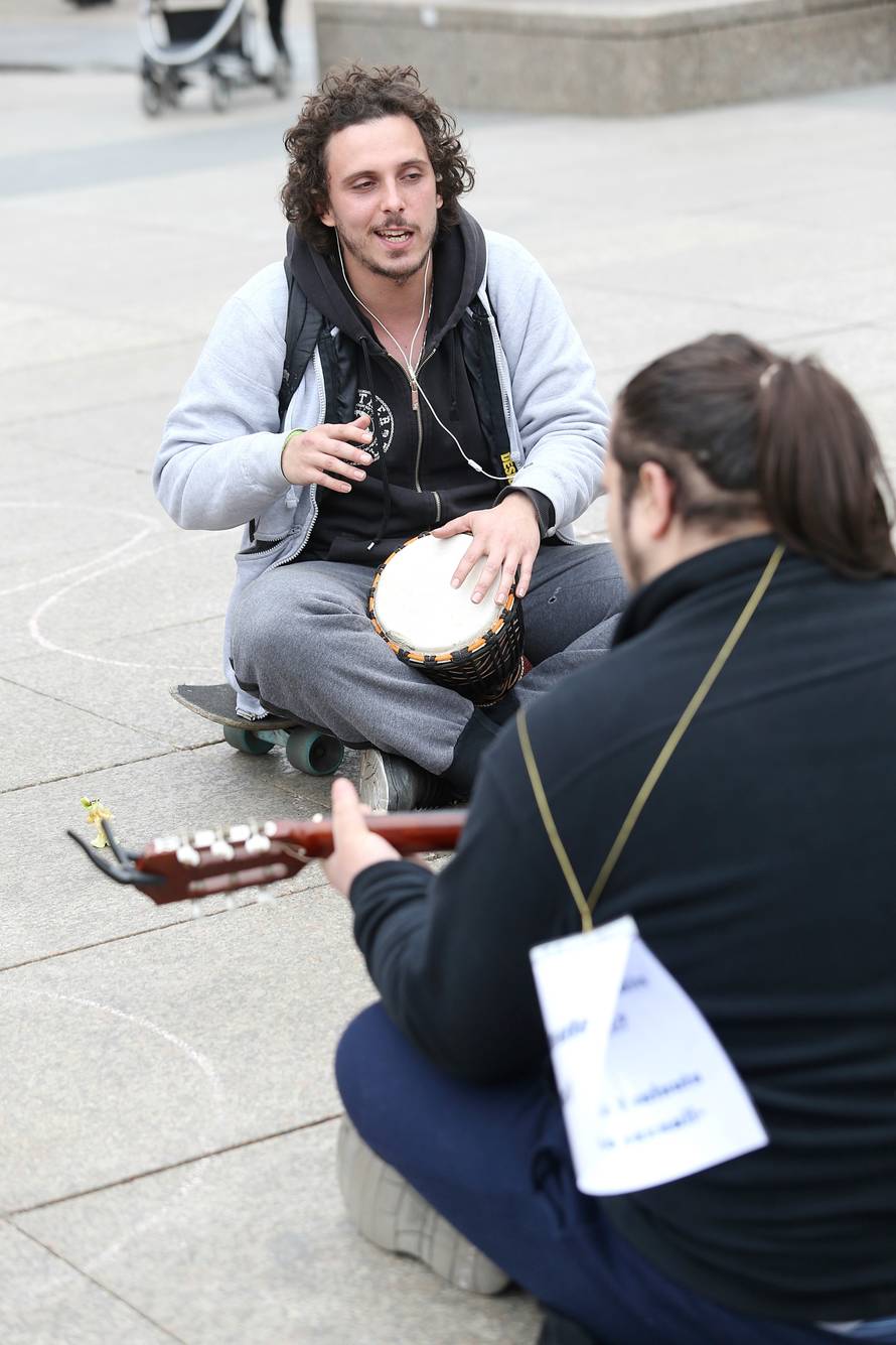 Neobičan eksperiment na Trgu: Potpuni stranci se gledali u oči