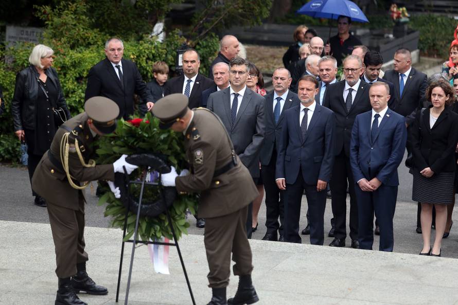 Vlada RH na Mirogoju poloÅ¾ila vijence povodom Dana neovisnosti