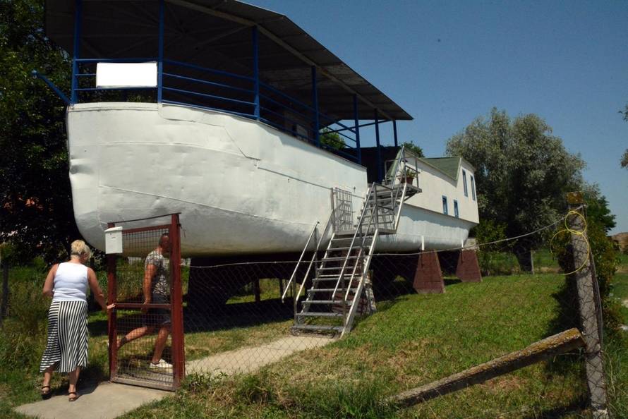 Dalj -  Brod-vikendica usidrena na obali Dunava u Dalju.