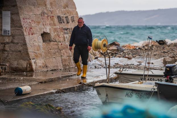 Olujno jugo u Kaštelima