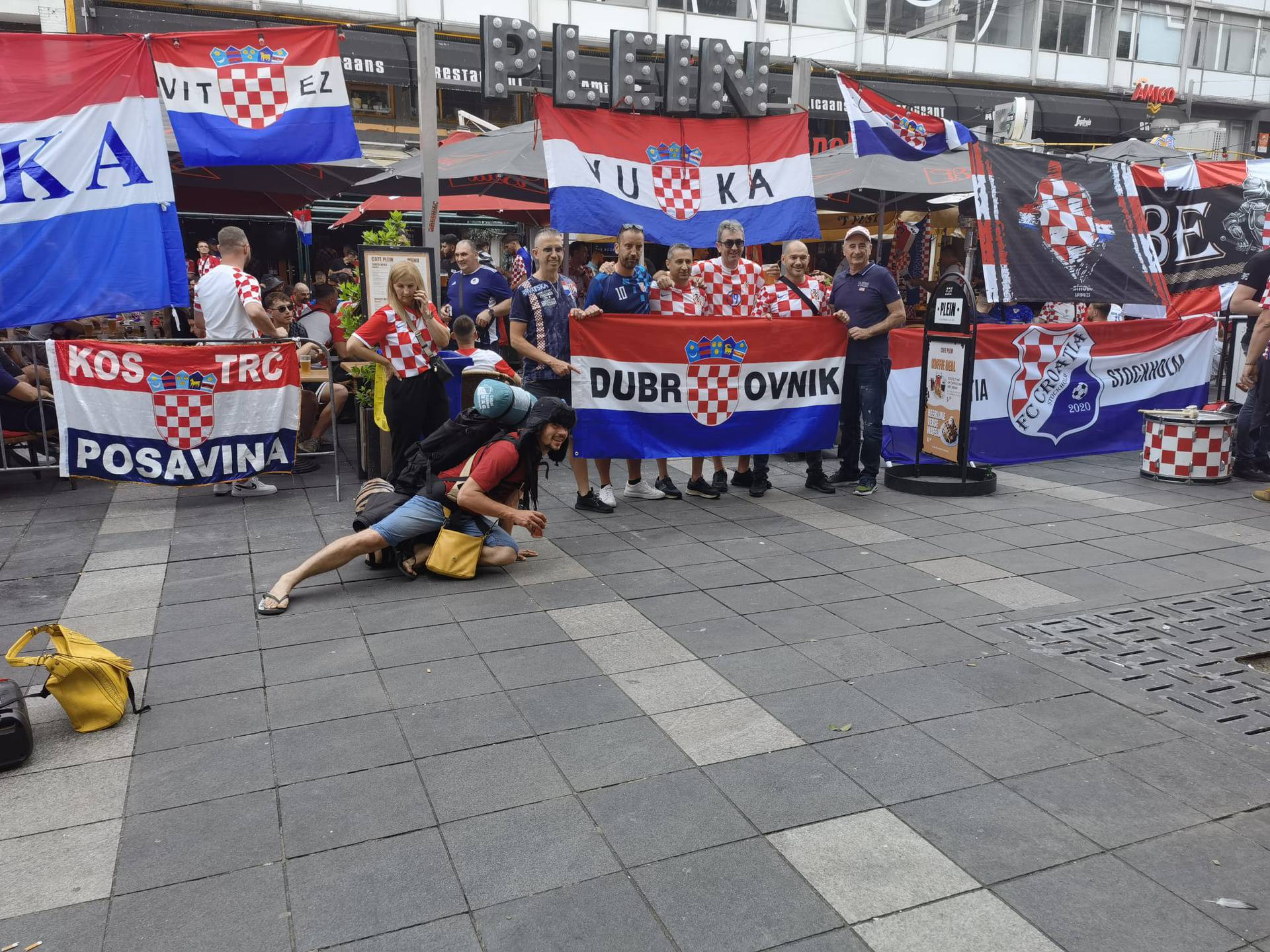 VIDEO Ludnica ispred De Kuipa! Feštalo tisuće Hrvata: 'Naučili smo 'Ostani tu' za našeg Luku'