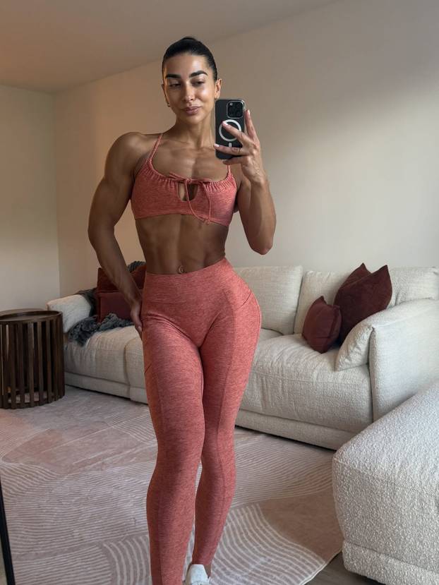 FOTO Ovo je najbolja svjetska bodibilderica. Pogledajte kako je izgledala prije transformacije