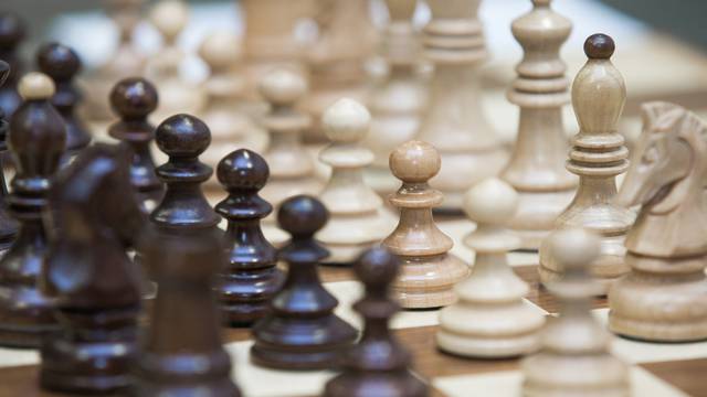Šahovska ploča i šahovske figure