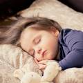 Nemirna djeca bolje spavaju uz terapijsku dekicu s utezima