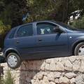 FOTO 'Nemoš tu parkirat'! Auto na pola visio blizu plaže kod Omiša: Malo se zanijela očito...