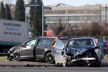 Zagreb: Sudar dva osobna vozila na raskrižju Većeslava Holjevca i Antallove ulice