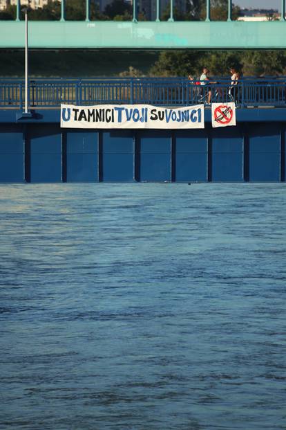 FOTO Podrška BBB-ima u Grčkoj osvanula na mostu iznad Save! 'U tamnici tvoji su vojnici'