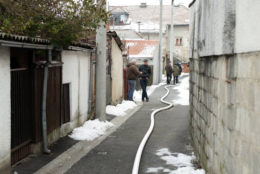 Drama: Ugašen požar na kući, vlasnika su prevezli u bolnicu