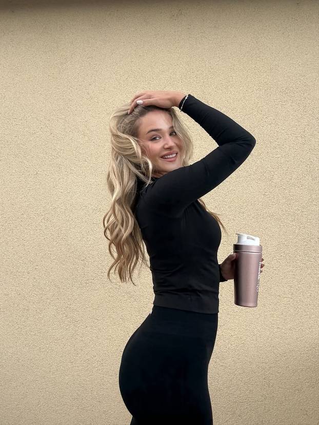 FOTO Prava bomba iz teretane: Naša fitness instruktorica blista u uskim outfitima za trening