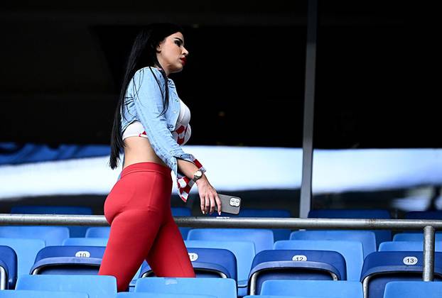 Hamburg: Ivana Knoll pozirala i slala poljupce s tribine uoči utakmice Hrvatska - Albanija