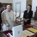 VIDEO Nazvao je papu Franju imbecilom i idiotom. Sada mu se bacio strastveno u zagrljaj