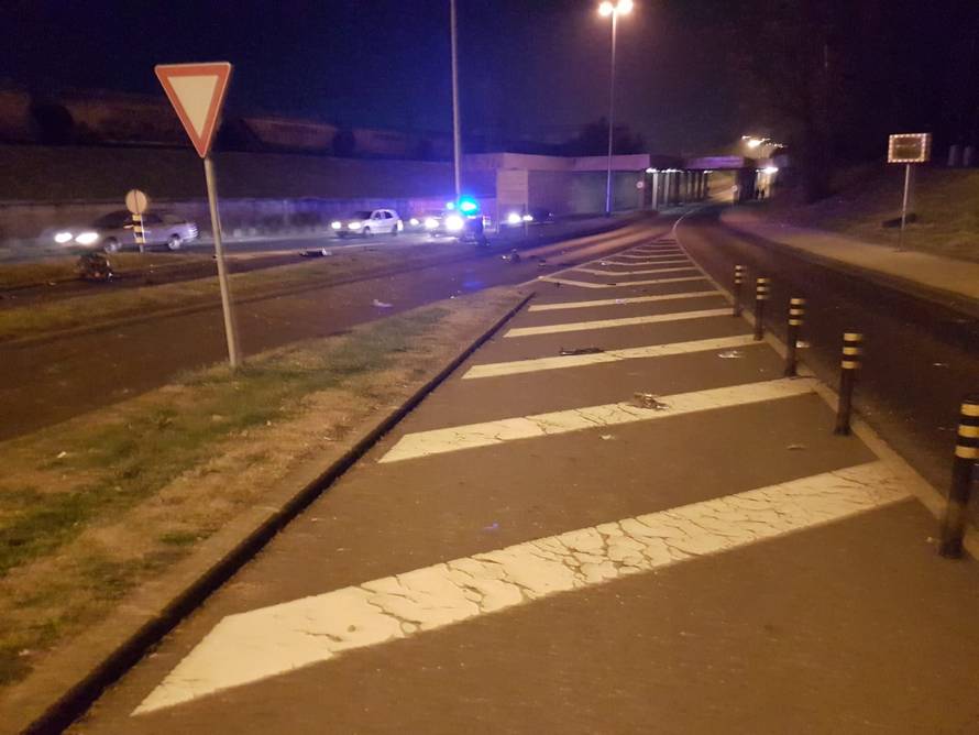 Nesreća u Zagrebu: Sudarili se auti, jedan završio na krovu