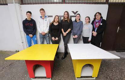 Mladi volonteri  iz Zagreba rade od starih stolova  kućice za pse