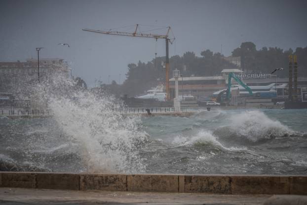 Split: Orkansko jugo potopilo rivu te stvaralo probleme u pomorskom prijevozu
