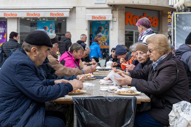 Pula:  500 besplatnih porcija “Lovačkog doručka” podjeljeno na slast prisutnim puljanima