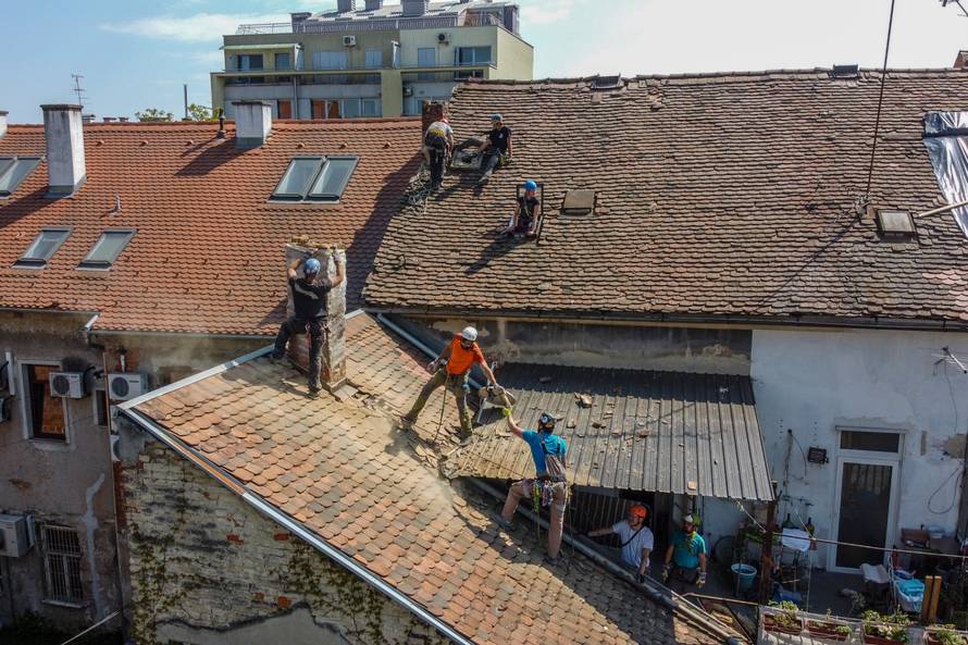 Dame su ušle u gojzerice, stavile kacige i popele se na krovove da pomognu Zagrebu