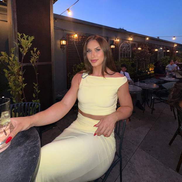 FOTO Ona može sve! Bacala je kuglu pa postala 'kraljca leda', a sjajnom figurom golica maštu