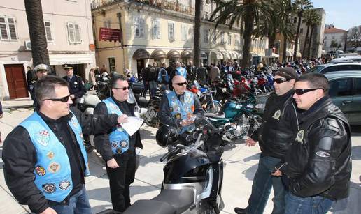 Policajci bikeri na splitskoj rivi savjetovali motoriste