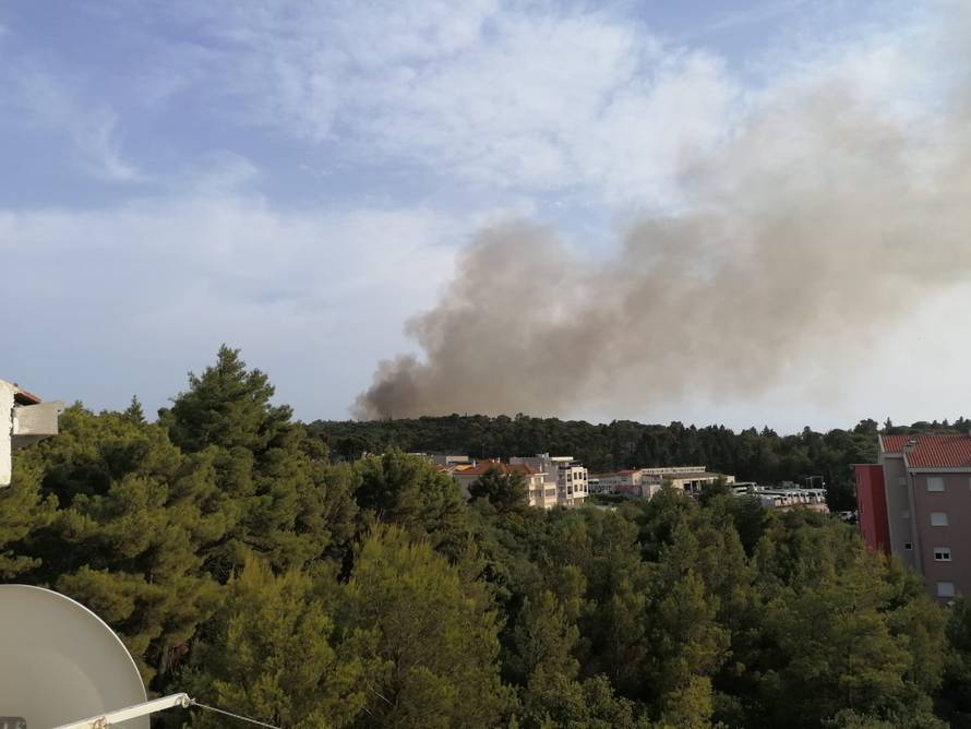 Lokaliziran požar: Evakuirali su ljude čamcima jer gori oko staze