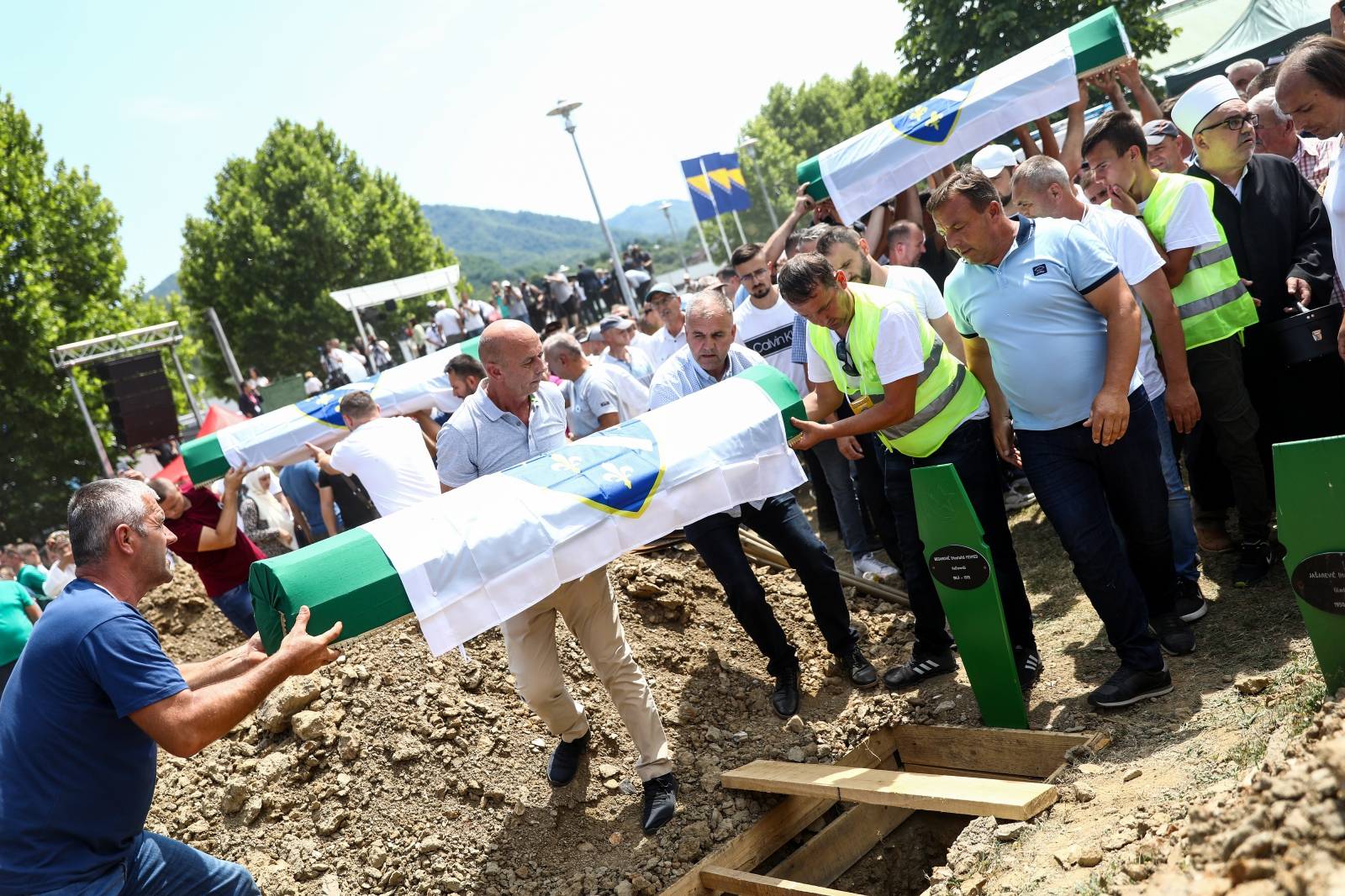 Dženaza i ukop 19 novoidentificiranih žrtava genocida u Srebrenici