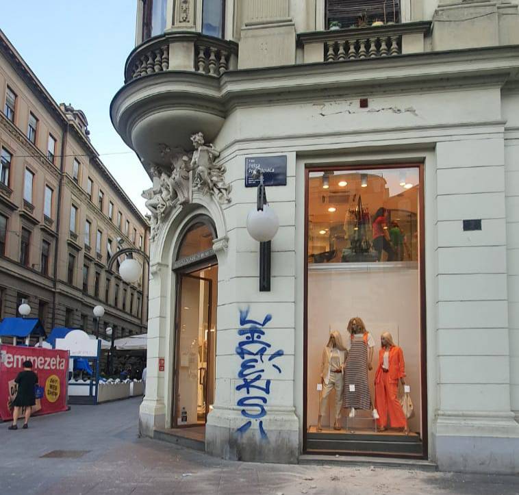 Na zagrebačkom Cvjetnom trgu odlomio se komad fasade: 'Skoro je palo čovjeku na glavu'