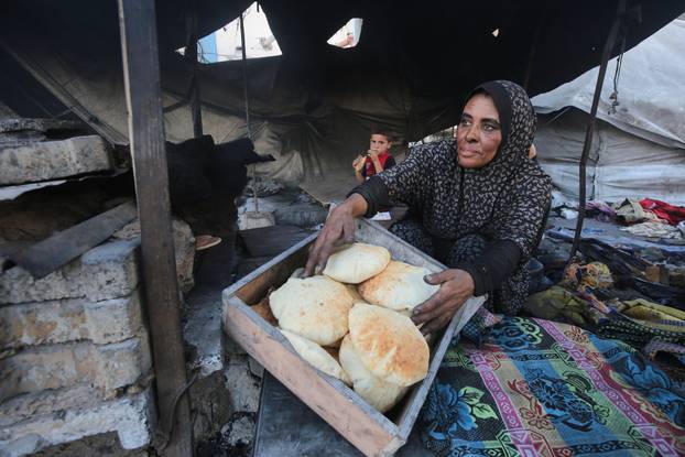 Palestinian families who cannot find a place to stay in Gaza City are viewed struggling to survive under difficult