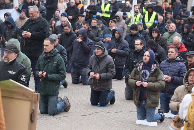 Zagreb: Interventna policija osigurava molitelje na glavnom Trgu