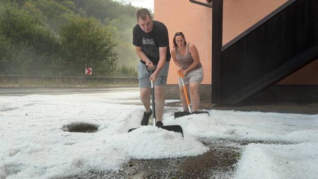Eine heftige Unwetterfront beendete den extrem heißen Sommertag in Westdeutschland. Aus Frankreich und Luxenburg zogen a