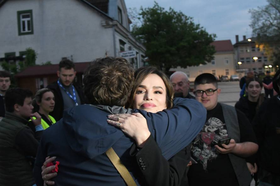 Virovitica: Severina dočekala srpske studente koji trče do Bruxellesa