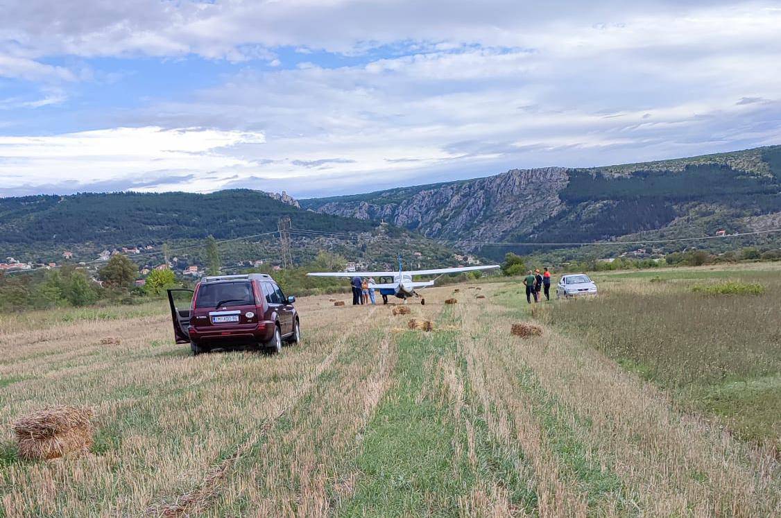 Avion prisilno sletio kod Imotskog zbog kvara na motoru