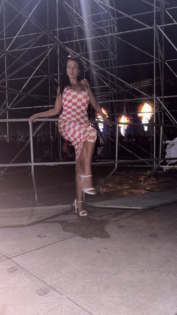 Moda na koncertu Thompsona: Beretke, zastave i crne majice, jedna žena stigla je u štiklama