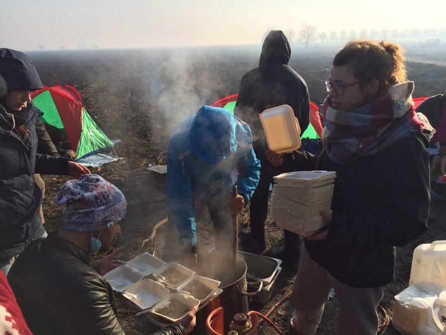 'Mi smo izgubljeni ljudi. Pustite nas preko granice. Zima je...'