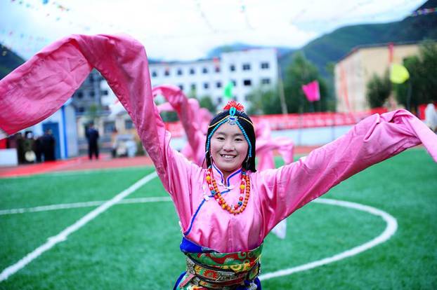 Nastavnici izvode ples tijekom ceremonije završetka izgradnje osnovne škole prijateljstva između Kine i Konga u tibetanskoj autonomnoj prefekturi Yushu, sjeverozapadna kineska pokrajina Qinghai, 22. srpnja 2012.