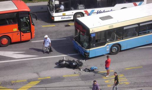 Motociklist bez položenog ispita udario je u autobus